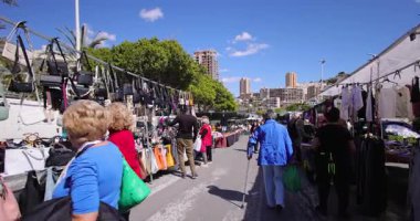 Finestrat, Alicante, İspanya 16 Mart 2025: İspanya 'nın ünlü pazar kasabası Finestrat' ta, güneşli bir günde insanların alışveriş yaptığı tezgahları gösteren görüntüler