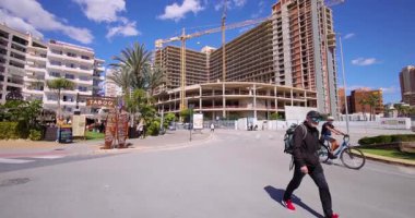 Benidorm İspanya, 15 Mart 2024: Benidorm kasabasının yavaş çekim görüntüleri Platja de La Cala de Finestrat olarak bilinen güney sahilinde yeni bir otelin inşa edildiği bir inşaat alanını gösteriyor