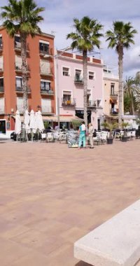 Villajoyosa, Valencia İspanya, 12 Mart 2025: Villajoyosa kasabasındaki tipik bir İspanyol sokağının dikey görüntülerinin portresi