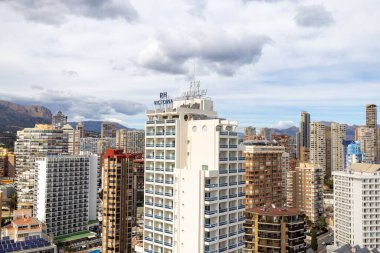 Benidorm İspanya 16 Mart 2025: İspanya 'nın Benidorm kentinde Grand R H Victoria otelinin apartmanını gösteren hava fotoğrafı