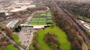 Leeds West Yorkshire UK, 13 Mart 2018: İngiliz futbol sahası seçmelerinin hava aracı görüntüleri, çizgili sahalarda 5 'er kişilik bir yan top oyunu oynayan insanları gösteriyor