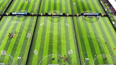 Leeds West Yorkshire UK, 13 Mart 2018: İngiliz futbol sahası seçmelerinin hava aracı görüntüleri, çizgili sahalarda 5 'er kişilik bir yan top oyunu oynayan insanları gösteriyor