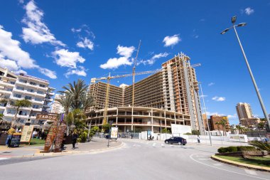 Benidorm İspanya, 15 Mart 2024: Benidorm kasabasının fotoğrafı Platja de La Cala de Finestrat olarak bilinen güney sahilinde yeni bir otelin inşa edildiğini gösteriyor