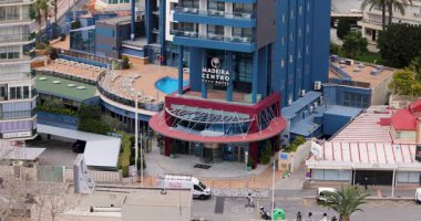 Benidorm İspanya, 3 Mart 2025: İspanya 'nın eski Benidorm kentinde bulunan ünlü Madeira Centro Oteli' nin görüntüsü büyük otelin yüksek binasının ve aşağıdaki caddenin dışını gösteriyor.