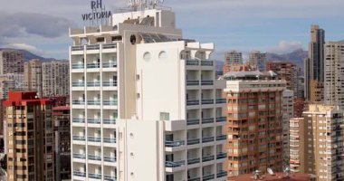 Benidorm İspanya 16 Mart 2025: İspanya 'nın Benidorm kentindeki Grand R H Victoria Otel binasının insansız hava aracı görüntüleri