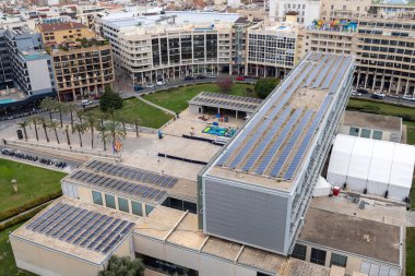 Benidorm İspanya, 10 Mart 2025: İspanya 'nın eski Benidorm kasabasına bakan fotoğraf, İspanya Üniversitesi' nin tepesini ve okul çatısındaki enerji tasarrufu yapan güneş panellerini gösteriyor