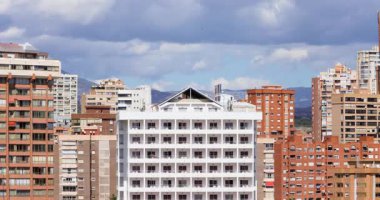 İspanya 'nın Benidorm kentindeki bir otelin zaman atlamalı görüntülerine göre bulutlar otelin çatısında üç saat boyunca hareket ediyor ve gökyüzünde büyük beyaz bulutlar var.
