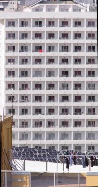 İspanya 'nın Benidorm kasabasındaki bir otelin, otel odaları ve balkonları iki saat boyunca otel odalarına girip çıkan insanlarla dolu.