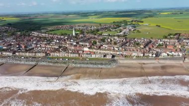 Withernsea Holderness Yorkshire İngiltere, 2 Haziran 2025: Güneşli bir günde İngiliz sahil kasabası ve deniz kenarındaki evleri gösteren hava aracı görüntüleri