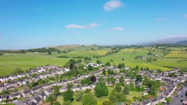 Bir zamanlar Westmorland ve Furness 'in üniter otoritesinde bir pazar kasabası olan Kirkby' nin İngiltere 'deki İngiliz evleri ve kırsal bölgelerini gösteren insansız hava aracı görüntüleri.