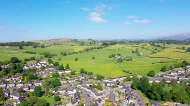 Bir zamanlar Westmorland ve Furness 'in üniter otoritesinde bir pazar kasabası olan Kirkby' nin İngiltere 'deki İngiliz evleri ve kırsal bölgelerini gösteren insansız hava aracı görüntüleri.