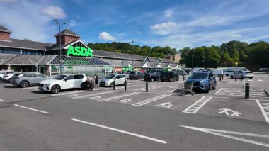Leeds, Yorkshire UK, 10 Temmuz 2025: Leeds 'deki ünlü Asda Killingbeck Supermarket' in park yeri, dükkan önü ve arabaların zaman çizelgesinde park halindeki görüntüleri