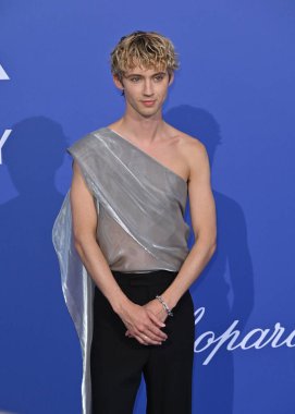 Antibes, Frances. 25 Mayıs 2023: Troye Sivan Hotel du Cap 'teki amfAR Gala Cannes etkinliğine geldi.