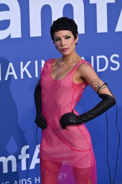 Antibes, Frances. 25 Mayıs 2023 Halsey, Hotel du Cap 'teki amfAR Gala Cannes etkinliğine geldi.