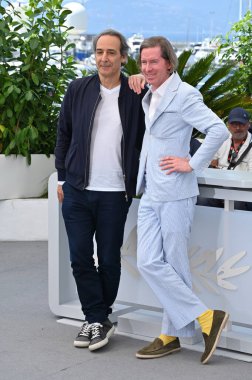 FRANSA, FRANSA. 24 Mayıs 2023, Alexandre Desplat ve Wes Anderson 76. Cannes Festivali 'nde Asteroid Şehri' nin fotoğraf çekiminde.