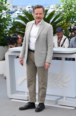 FRANSA, FRANSA. 24 Mayıs 2023, Bryan Cranston 76. Cannes Festivali 'nde Asteroid Şehri' nin fotoğraf çekiminde.