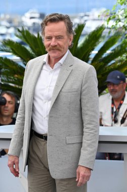 FRANSA, FRANSA. 24 Mayıs 2023, Bryan Cranston 76. Cannes Festivali 'nde Asteroid Şehri' nin fotoğraf çekiminde.