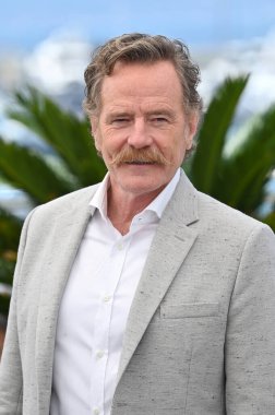 FRANSA, FRANSA. 24 Mayıs 2023, Bryan Cranston 76. Cannes Festivali 'nde Asteroid Şehri' nin fotoğraf çekiminde.