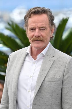 FRANSA, FRANSA. 24 Mayıs 2023, Bryan Cranston 76. Cannes Festivali 'nde Asteroid Şehri' nin fotoğraf çekiminde.