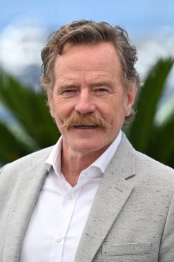 FRANSA, FRANSA. 24 Mayıs 2023, Bryan Cranston 76. Cannes Festivali 'nde Asteroid Şehri' nin fotoğraf çekiminde.
