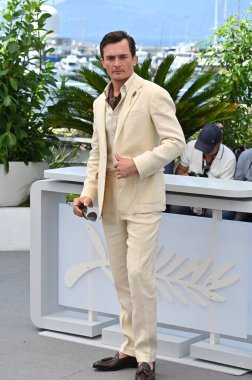 FRANSA, FRANSA. 24 Mayıs 2023: 76. Cannes Festivali 'nde Asteroid Şehri' nin fotoğraf çekiminde Rupert Friend