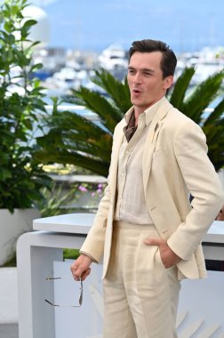 FRANSA, FRANSA. 24 Mayıs 2023: 76. Cannes Festivali 'nde Asteroid Şehri' nin fotoğraf çekiminde Rupert Friend