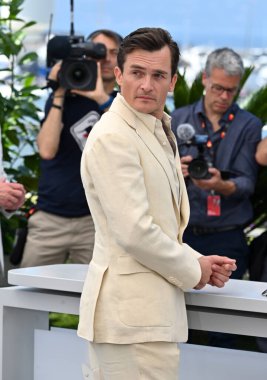 FRANSA, FRANSA. 24 Mayıs 2023: 76. Cannes Festivali 'nde Asteroid Şehri' nin fotoğraf çekiminde Rupert Friend
