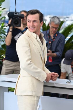 FRANSA, FRANSA. 24 Mayıs 2023: 76. Cannes Festivali 'nde Asteroid Şehri' nin fotoğraf çekiminde Rupert Friend