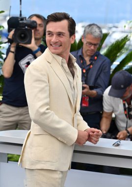 FRANSA, FRANSA. 24 Mayıs 2023: 76. Cannes Festivali 'nde Asteroid Şehri' nin fotoğraf çekiminde Rupert Friend