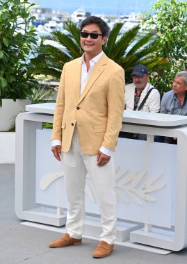 FRANSA, FRANSA. 24 Mayıs 2023: 76. Cannes Festivali 'nde Asteroid Şehri' nin fotoğraf çekiminde Steve Park