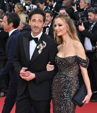 FRANSA, FRANSA. 23 Mayıs 2023: Adrien Brody & Georgina Chapman 76. Cannes Festivali 'nde Asteroid City' nin prömiyerinde