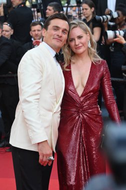 FRANSA, FRANSA. 23 Mayıs 2023: Rupert Friend & Aimee Mullins 76. Cannes Festivali 'nde Asteroid Şehri prömiyerinde
