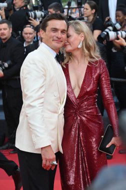 FRANSA, FRANSA. 23 Mayıs 2023: Rupert Friend & Aimee Mullins 76. Cannes Festivali 'nde Asteroid Şehri prömiyerinde