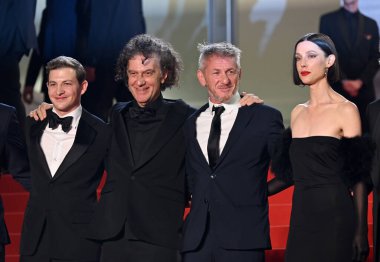 FRANSA, FRANSA. 18 Mayıs 2023: Tye Sheridan, Jean-Stephane Sauvaire, Sean Penn ve Raquel Nave 76.