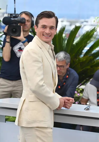 FRANSA, FRANSA. 24 Mayıs 2023: 76. Cannes Festivali 'nde Asteroid Şehri' nin fotoğraf çekiminde Rupert Friend