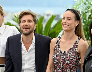 FRANSA, FRANSA. 16 Mayıs 2023, Ruben Ostlund ve Brie Larson 76. Cannes Festivali 'nde Cannes Jürisi için yapılan fotoğraf çağrısında