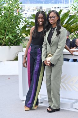 FRANSA, FRANSA. 18 Mayıs 2023: Suzy Bemba ve Esther Gohourou 76. Cannes Festivali 'nde eve dönüş fotoğrafında