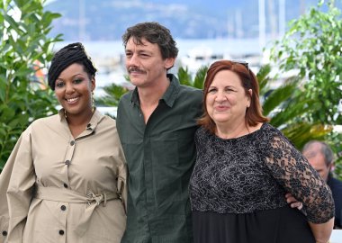 FRANSA, FRANSA. 18 Mayıs 2023: Aissatou Diallo Sagna, Cedric Appietto ve Marie-Ange Geronimi 76. Festival de Cannes 'daki eve dönüş fotoğraflarında