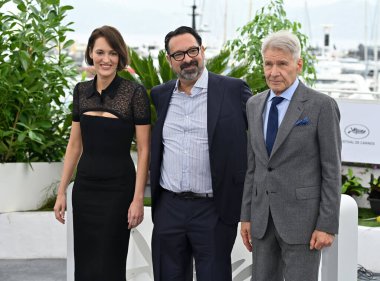 FRANSA, FRANSA. 19 Mayıs 2023: Phoebe Waller-Bridge, James Mangold ve Harrison Ford Indiana Jones 'un fotoğraf çekiminde ve Kaderin Kader Çemberi 76.