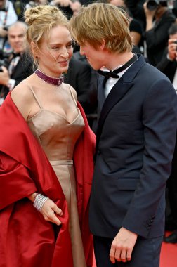 FRANSA, FRANSA. 16 Mayıs 2023: 76. Cannes Festivali 'nde Jeanne du Barry' nin galasında Uma Thurman ve Levon Roan Thurman-Hawke