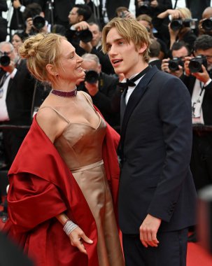 FRANSA, FRANSA. 16 Mayıs 2023: 76. Cannes Festivali 'nde Jeanne du Barry' nin galasında Uma Thurman ve Levon Roan Thurman-Hawke