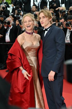 FRANSA, FRANSA. 16 Mayıs 2023: 76. Cannes Festivali 'nde Jeanne du Barry' nin galasında Uma Thurman ve Levon Roan Thurman-Hawke