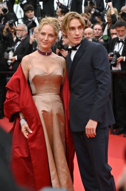 FRANSA, FRANSA. 16 Mayıs 2023: 76. Cannes Festivali 'nde Jeanne du Barry' nin galasında Uma Thurman ve Levon Roan Thurman-Hawke