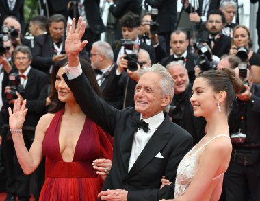 FRANSA, FRANSA. 16 Mayıs 2023: Catherine Zeta-Jones, Michael Douglas ve Carys Zeta-Douglas Cannes 76. festivalinde Jeanne du Barry 'nin galasında