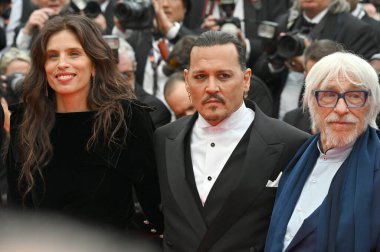 FRANSA, FRANSA. 16 Mayıs 2023: Maiwenn, Johnny Depp ve Pierre Richard 76. Cannes Festivali 'nde Jeanne du Barry' nin prömiyerinde