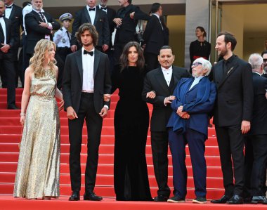 FRANSA, FRANSA. 16 Mayıs 2023: Pauline Pollman, Diego Le Fur, Maiwenn, Johnny Depp, Pierre Richard, Benjamin Lavernhe, Melvil Poupaud ve Pascal Greggory 76.
