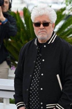 FRANSA, FRANSA. 17 Mayıs 2023, Pedro Almodovar 76. Cannes Festivali 'nde Garip Yaşam Tarzı için yapılan fotoğraf çağrısında