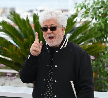 FRANSA, FRANSA. 17 Mayıs 2023, Pedro Almodovar 76. Cannes Festivali 'nde Garip Yaşam Tarzı için yapılan fotoğraf çağrısında
