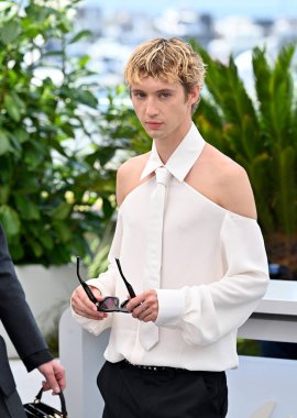 FRANSA, FRANSA. 23 Mayıs 2023: Troye Sivan 76. Cannes Festivali 'nde İdol için yapılan fotoğraf çağrısında