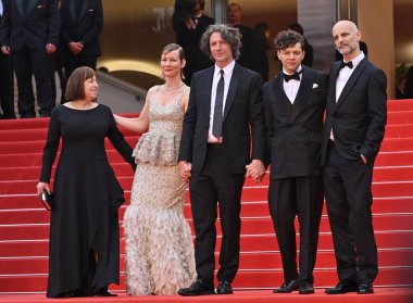 FRANSA, FRANSA. 19 Mayıs 2023: Ewa Puszczynska, Christian Friedel, Jonathan Glazer, Sandra Huller ve James Wilson 76.